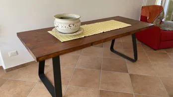 Tavolino di design in legno e ferro